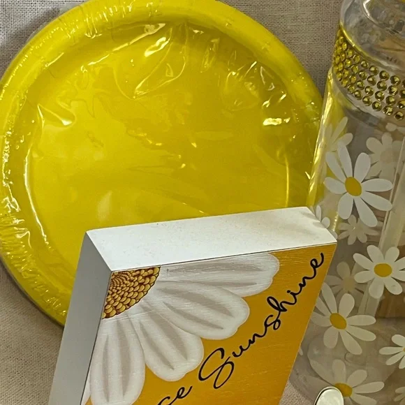 Choose Sunshine Yellow Daisy Water Bottle and Snack Accessories Set - Picture 6 of 7